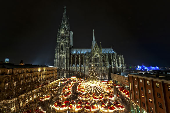 Один из самых удивительных рынков в Кёльне — радующее шоу огней перед Собором. Фото: Thomas Ramsauer — shutterstock.com