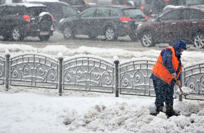 Мэр Киева взывает о помощи по уборке снега, в Германии на дорогах образовались ловушки