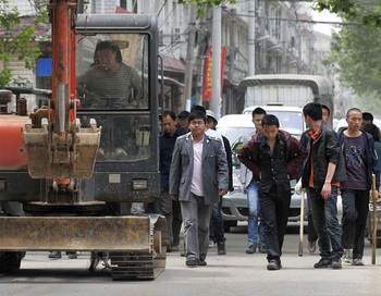 Власти города Ухань центральной китайской провинции Хубэй производят незаконный снос домов и отъем земли в течение многих лет, и принудительные выселения  не редкость. 7 мая 2010 года. Фото: AFP/Getty Images