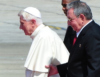 Папа римский Бенедикт XVI прибыл с визитом на Кубу. Фото: ALBERTO PIZZOLI/AFP/Getty Images