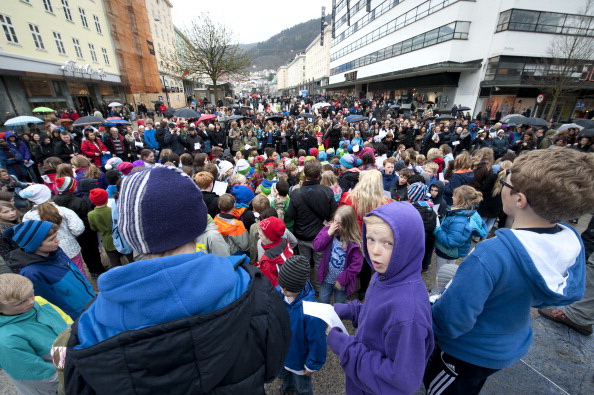 Акция протеста в Осло: 40 000 норвежцев поют против Брейвика