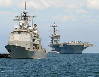 Американский авианосец «Карл Винсон» (справа) и крейсер «Банкер Хилл» (слева) стали на якорь в Манильском заливе после прибытия в порт 15 мая 2011 года на 4 дня в сопровождении трёх других военных кораблей. Группы авианосцев, в соответствии с новой стратегией США, представляют американские военные силы в Азиатско-Тихоокеанском регионе, балансируя возрастающее влияние Китая. Фото: Jay Directo/AFP/Getty Images
