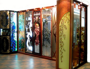 Декорирование с помощью цветного стекла. Фото с сайта at.ua