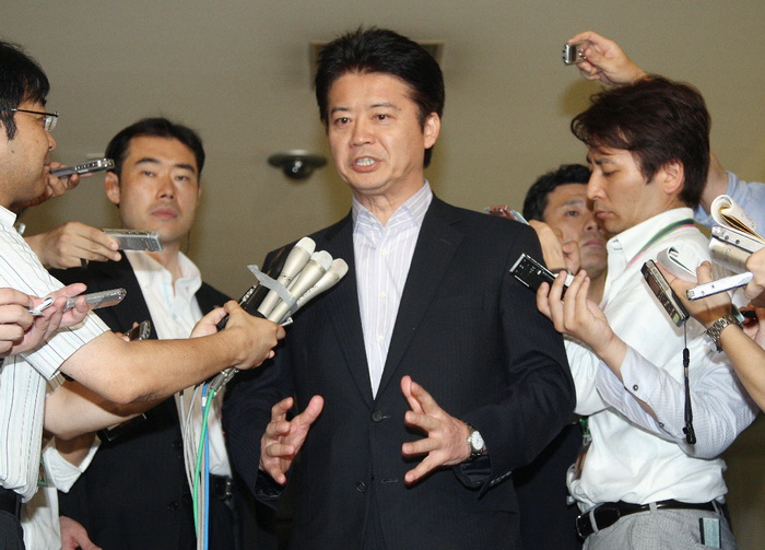 Министр иностранных дел Японии Коитиро Гэмба (С) отвечает на вопросы журналистов после отзыва  посла в Китае Уичиро Нива. Фото: Jiji Press / AFP / GettyImages
