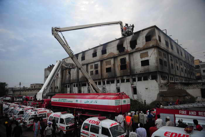 Пожары на фабриках в Пакистане унесли жизни сотен человек