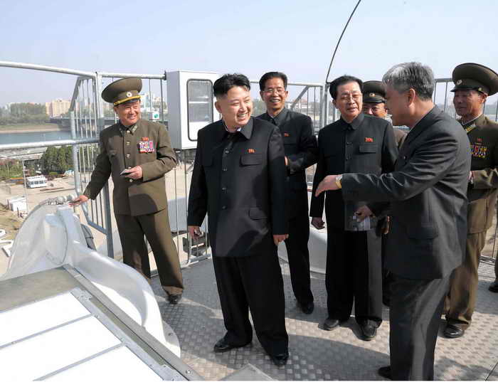Северокорейский лидер Ким Чен Ын (второй слева) 2 мая 2012 г. Фото: KNS/AFP/GettyImages