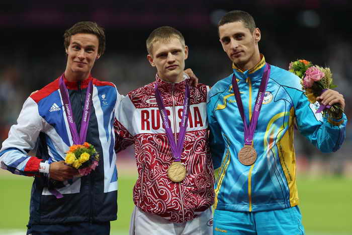 Евгений Швецов (С) выиграл золото Паралимпиады на дистанции 400 метров с мировым рекордом. Фото: Julian Finney/Getty Images