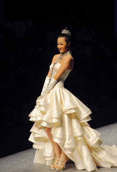 Свадебная коллекция тайваньского дизайнера Tsai Meiyue на Неделе моды в Пекине