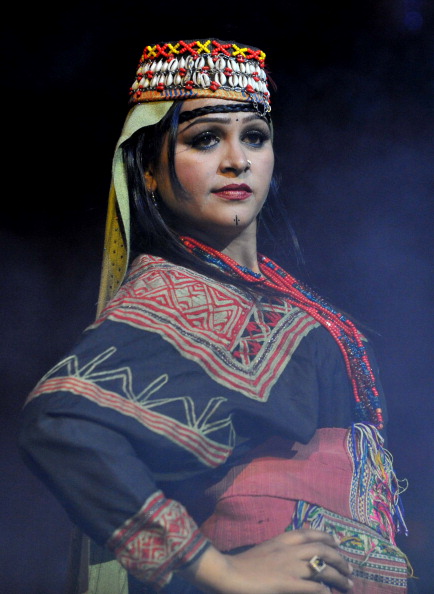 Показ традиционной пакистанской одежды на фестивале культуры в Пешаваре
