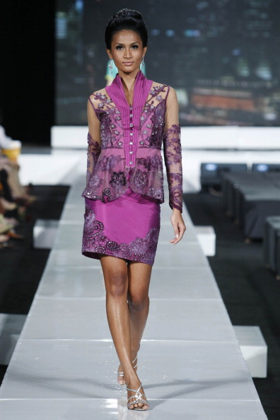 Презентация коллекции от Siti Haida на Неделе моды 2010 в Джакарте
