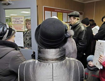 Очередь для подачи налоговых деклараций. Фото РИА Новости