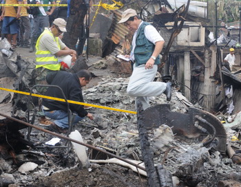 Самолет упал на здание школы в Филиппинах, не менее 14 человек погибло