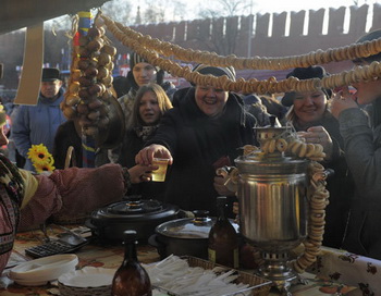 Около 100 праздничных мероприятий пройдет в центре Москвы на Масленицу