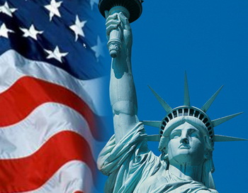 Флаг США и Статуя Свободы. Коллаж РИА Новости
