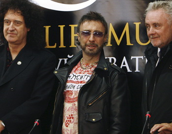 Музыканты группы Queen Брайан Мэй, Роджер Тэйлор и вокалист Пол Роджерс. Фото РИА Новости