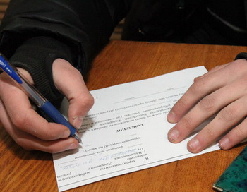 Выдача открепительных удостоверений для голосования на выборах президента РФ. Фото РИА Новости
