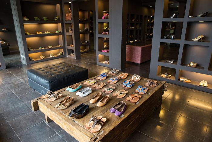 Известный балийский дизайнер представила обувь ручной работы