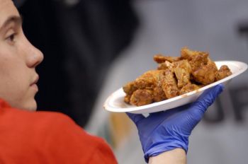 Нужен рецепт крылышек Буффало перед важной игрой?  Фото: William Thomas Cain /Getty Images