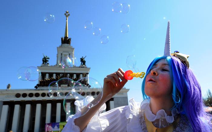 Парад мыльных пузырей прошёл в Москве. Фото: YURI KADOBNOV/AFP/Getty Images