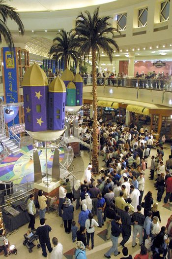 В Дубае имеется более 30 современных торговых центров, оборудованных системами кондиционирования воздуха и всем необходимым для самого комфортного похода за покупками. Фото: RABIH MOGHRABI/AFP/Getty Images