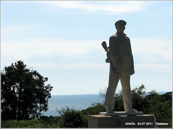 Памятник Д.С.Калинину в Анапе. Фото с сайта www.uznai-pravdu.ru