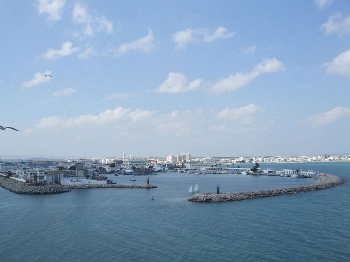 Хальк аль-Уэди — порт тунисской столицы на Средиземном море, соединённый с ней 11-километровым каналом и железнодорожной линией. Стоит на песчаной косе, отделяющей Тунисский залив от озера Тунис. Фото: CarlesVA/commons.wikimedia.org