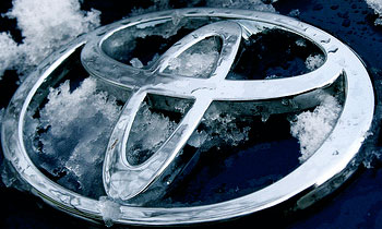 Символ бренда Toyota. Фото с сайта  toyota-ua.com/models/yaris