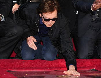 Пол Маккартни удостоился звезды на Аллее славы Голливуда. Фото с сайта news.mail.ru