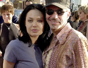 Анджелина Джоли (L) и Билли Боб Торнтон (R) в Лос-Анджелесе, Калифорния, 5 июня 2000 г. Фото: LUCY NICHOLS/Getty Images