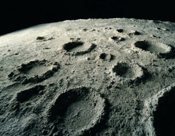 На темной стороне Луны обнаружены  геологические новообразования