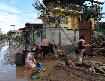 Жертвами тайфуна на Филиппинах стали 957 человек