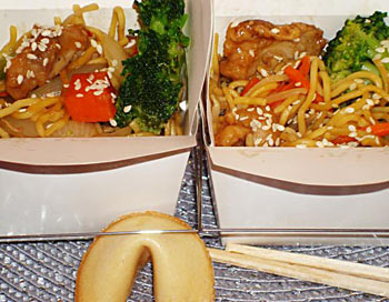 Праздничные рецепты: азиатская лапша в мини-коробках на вынос для полуночной закуски.  Фото: Сандра Шилдс/Великая Эпоха (The Epoch Times)