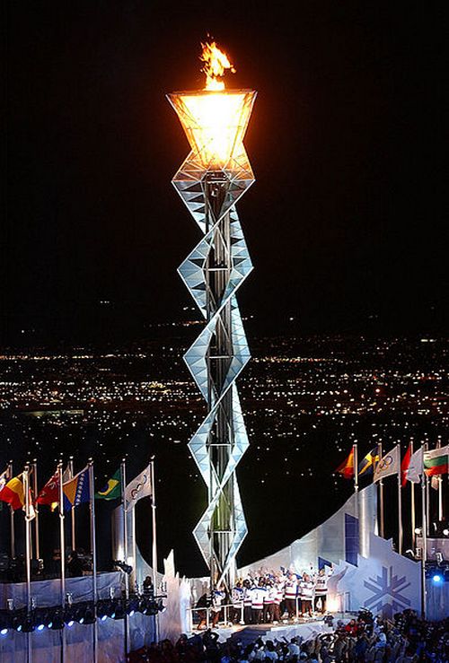 Олимпийский огонь на стадионе Райс-Экклс во время проведения Зимних Олимпийских Игр 2002 года.Фото с сайта wikimedia.org
