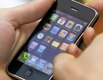 Мобильный телефон iPhone 3G. Фото  РИА Новости
