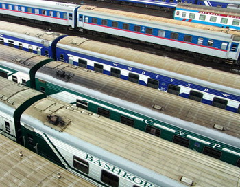 Поезда дальнего следования на запасных путях. Фото РИА Новости