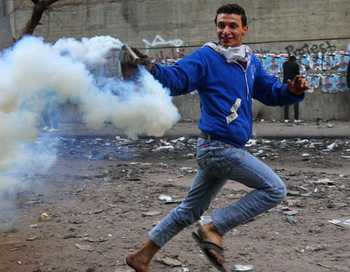 Столкновения демонстрантов и полиции недалеко от каирской площади Тахрир. Фото РИА Новости