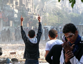 Столкновения демонстрантов и полиции недалеко от каирской площади Тахрир. Фото РИА Новости