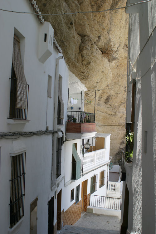Сетениль-де-лас-Бодегас – испанский город, выросший из скал