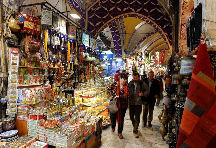 Турция — настоящее Эльдорадо для любителей шопинга. В курортных городах Турции работает огромное число магазинов. Фото: Jasper Juinen/Getty Images