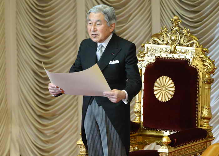 Японцы собрались у дворца императора в день его 80-летия