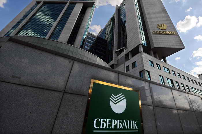 В систему Сбербанка сброшено несколько миллионов фальшивых рублей. Фото: ANDREY SMIRNOV/AFP/GettyImages