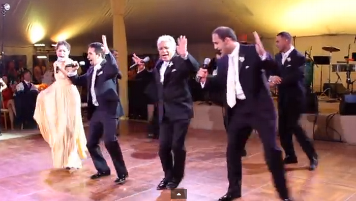 Удивительный свадебный сюрприз: вся семья участвует в исполнении Бродвейского мюзикла (видео)