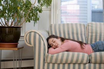 Сонливость днём среди подростков связана с повышенной тягой к углеводам. (Photos.com)