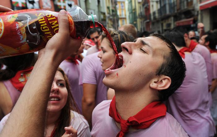Употребление алкоголя является популярным методом релаксации. Фото: Jasper Juinen/ Getty Images
