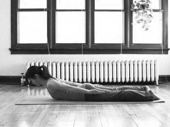 Второе упражнение выполняется лежа на животе. Фото: Grace Wu/The Epoch Times