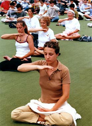 Медитация может быть использована при таких проблемах как головная боль, высокое давление, боли в пояснице, болезни сердца. Фото: с сайта ru.clearharmony.net