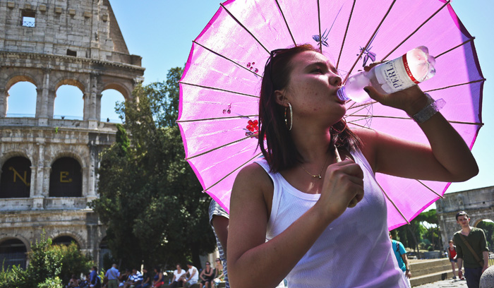 Чтобы предупредить возникновение теплового удара, пейте больше жидкости и остерегайтесь солнца. Фото: ANDREAS SOLARO/AFP/Getty Images