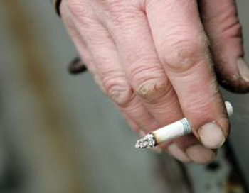 Высокое артериальное давление связанно с курением родителей. Фото: Mario Tama/Getty Images.