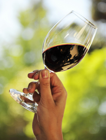 Один бокал вина в день связан с более высоким риском рака молочной железы и других органов. Фото: MARTIN BERNETTI/AFP/Getty Images