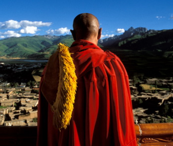 Далай-Ламу больше всего изумляет человек, «который вначале тратит своё здоровье, чтобы заработать деньги, а затем он тратит деньги на восстановление здоровья». Фото: Remi Benali/Getty Images